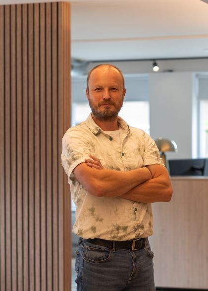 Werkvoorbereider van Goed Verblijven kijkt richting de camera met z'n armen over elkaar