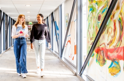 2 leerlingen lopen door de gang
