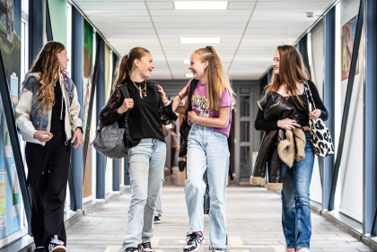 3 leerlingen lopen door de gang