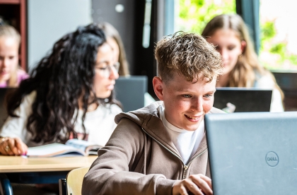 Een leerling achter de laptop