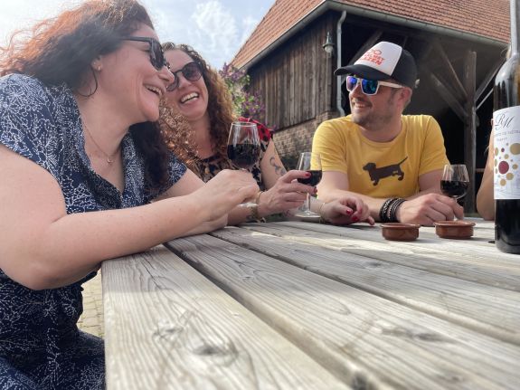 We ontvangen u graag op ons sfeervolle en ruimtelijke boerenerf waar de gast en de beleving centraal staan