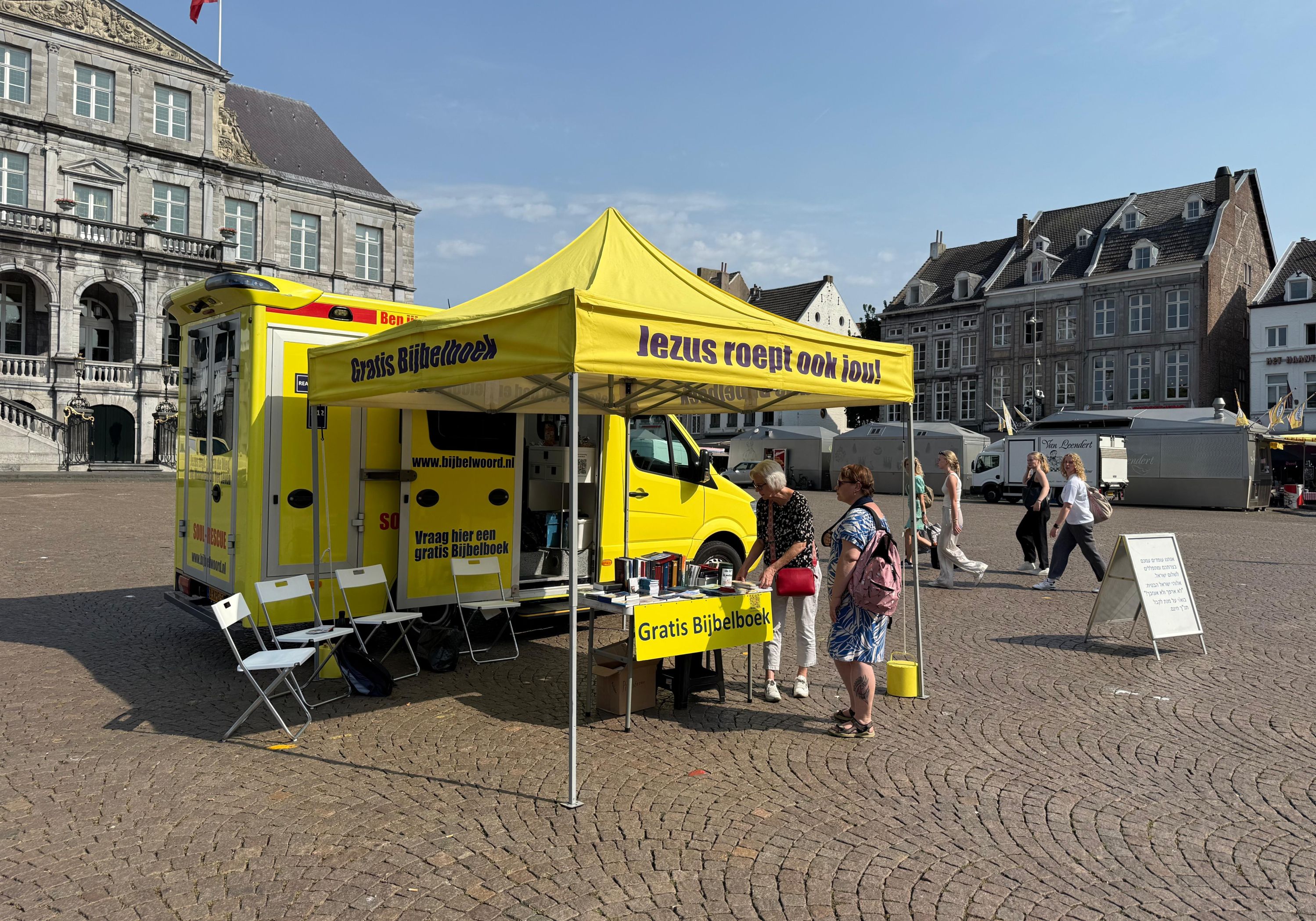 Evangelist verleent eerste hulp op de Markt in Maastricht