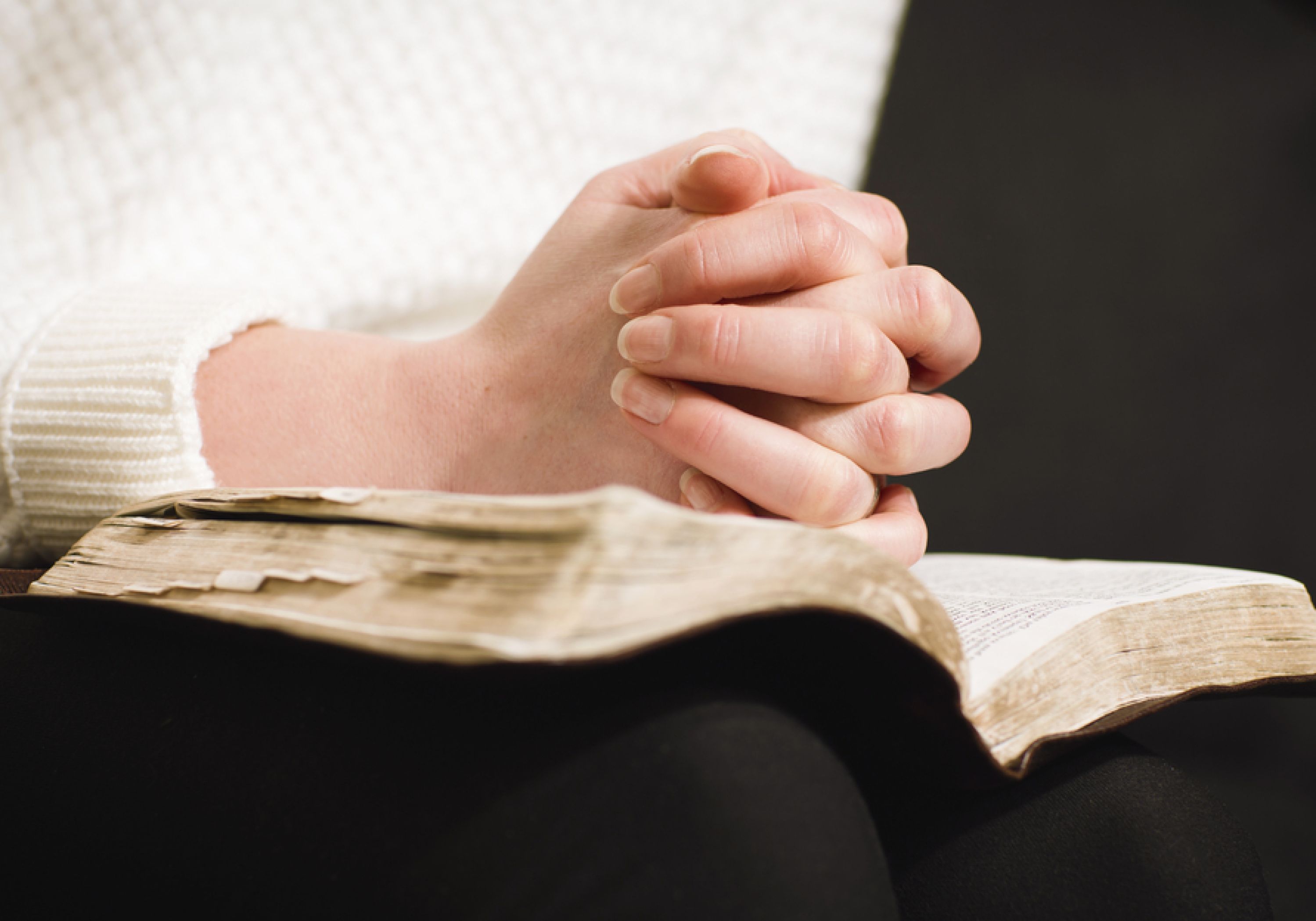 Vrouw las de Bijbel terwijl niemand het haar opdroeg