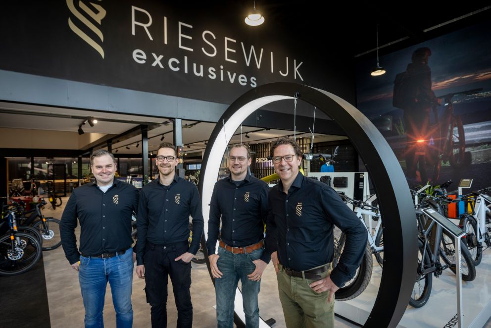 RE-teamfoto-2023.jpg