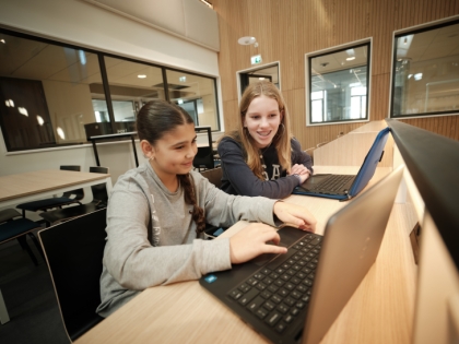 Leerlingen op laptop