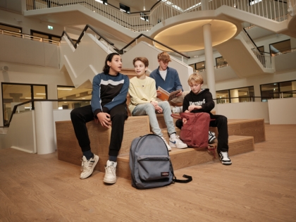 Leerling voor de school