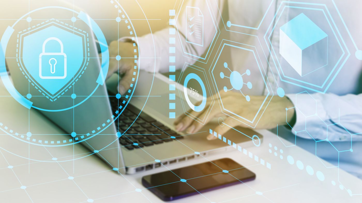 Handen op toetsenbord