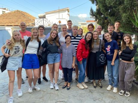 17.Groepsfoto bij de kerk