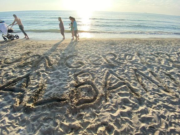 18.Een boodschap op het strand van Durrës