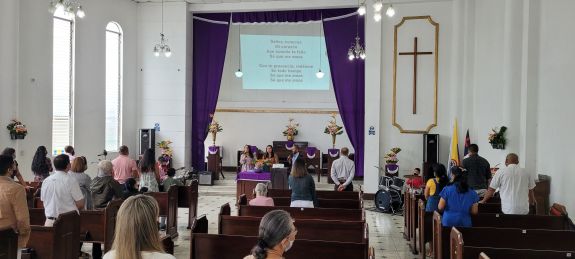 Colombia kerk Sixto 20220410_084431 - sfeerfoto kerkdienst colombia