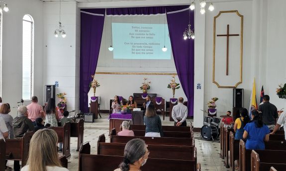 20220410_084431 - sfeerfoto kerkdienst colombia