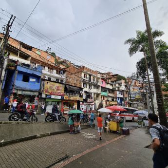 2023_Colombia_Medellin onder de kabelbaan1