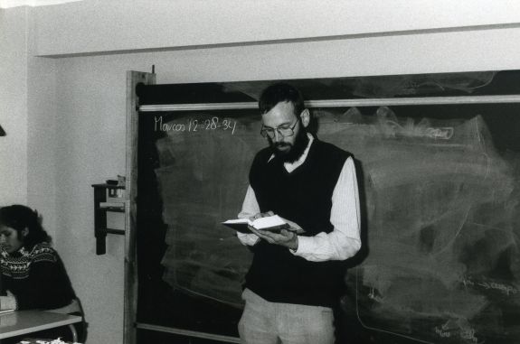 22 Piet begint de ochtend op school met lezen in de Bijbel