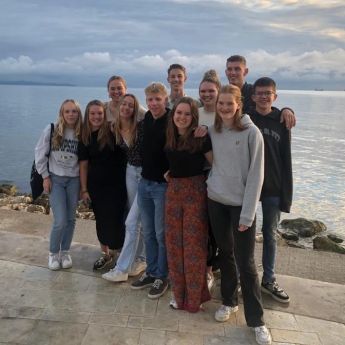 25.Groepsfoto op strand Dürres.jpg