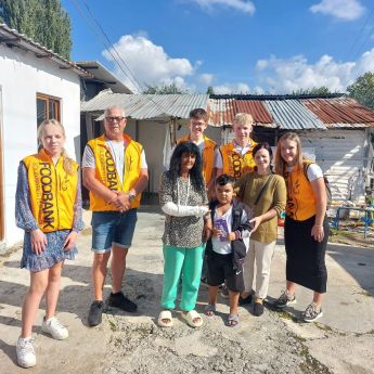 30.Groepsfoto in achterstandwijk in Tirana