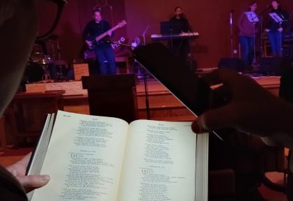 Adre en Marja lezen psalm