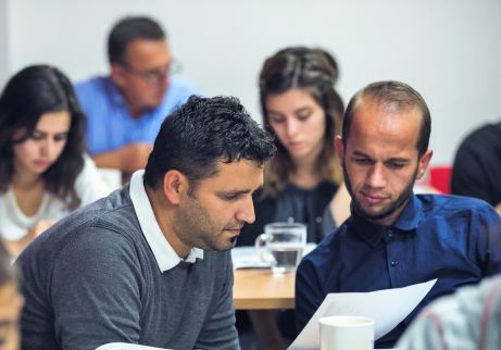 Albanie_mannen_studeren Albanie_mannen_studenten