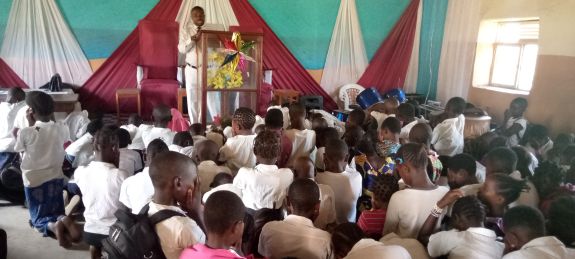 Campagne d'Evangélisation scolaire organisée par le Comité Communautaire de la jeunesse CE-39 à Rwampara RDC, mai 2022