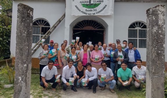 Cursisten in aguas Claras kerkgebouw