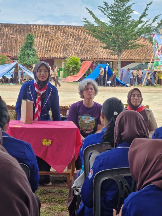 English club - met rechts mevr Yeni de directeur