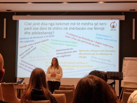 Estera vertelt over het jeugdwerk in de gemeente - foto GZB-min