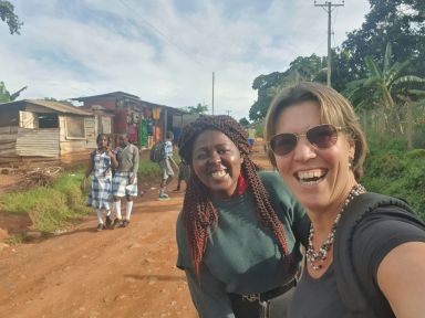 Esther van Maanen, jeugdwerkadviseur GZB met jeugdwerker uit Kenia