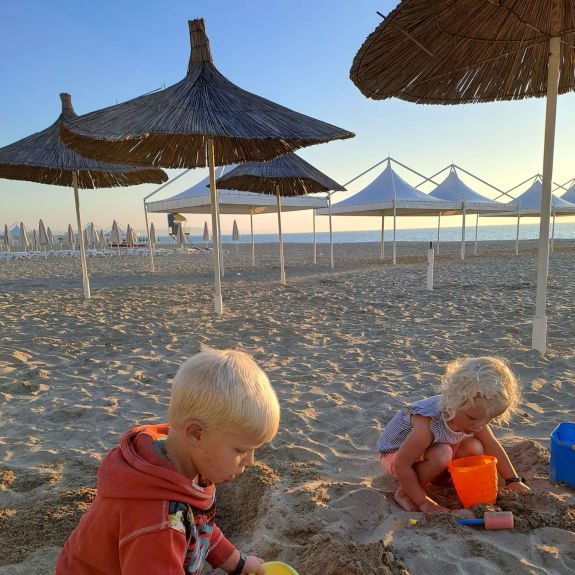 Familie Vrij kinderen Abel en Mirjam Familie Vrij kinderen Abel en Mirjam strand