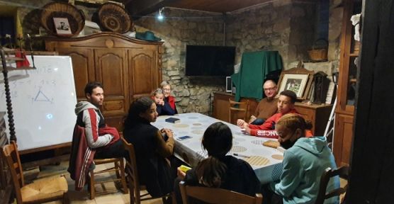 Franse tieners en volwassen leren van elkaar Sfeerfoto_jongeren_kring_frankrijk_harriette