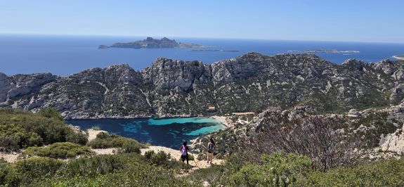 Harriëtte Smit - eindelijk zicht op de calanque Sormiou