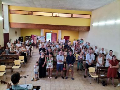 Harriëtte Smit blog Frankrijk kerk St Laurent du Pape - sfeerfoto dienst