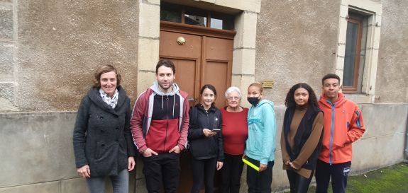 Harriette Smit en franse jongeren- groepsfoto frankrijk Harriette Smit en franse jongeren- groepsfoto frankrijk