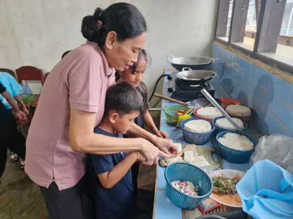 Henriëtte Nieuwenhuis - healing moeder en zoon samen koken