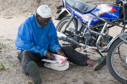 Malawi_ellomwe_man motorfiets bijbel - meerjarenbeleidsplan sfeerfoto
