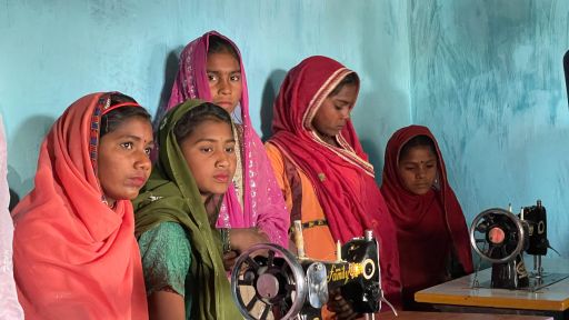 Meisjes bij naailes voor de website