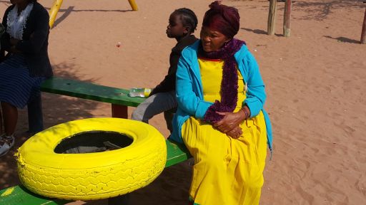 Namibie Trauma Healing - sfeerfoto vrouw in het zand