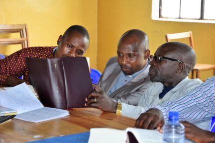 RW.1.105 Theologische school_predikanten_lezen_Bijbel.jpeg RW.1.105 Theologische school_predikanten_lezen_Bijbel