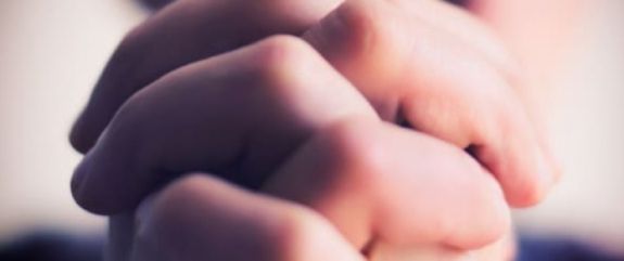 Gevouwen handen bidden voor Oekraïne