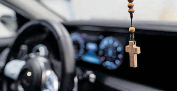 Verrassende ontmoeting in de garage Kruis_auto_hanger_frankrijk_harriette