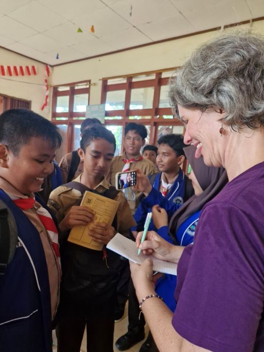 handtekeningen uitdelen