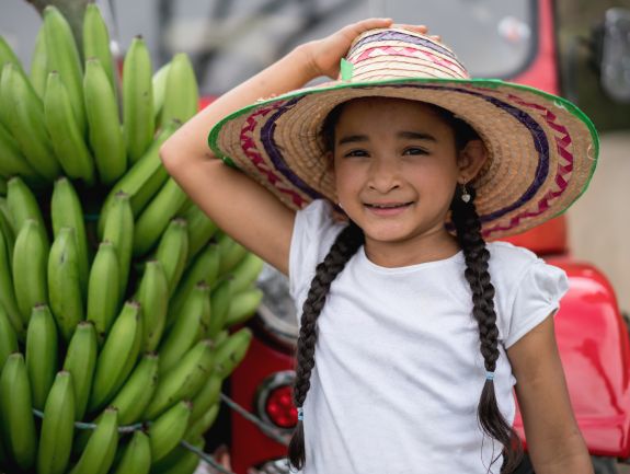 2023mei_colombia_meisje_hoed_bananen