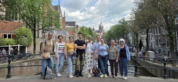 in Amsterdam met Nanda Groendijk links, en Ellie de Pater in het midden met witte jurk