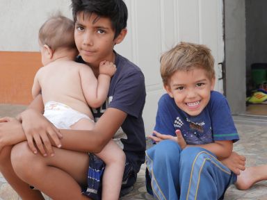 slowakije_zittende_kinderen_baby slowakije_zittende_kinderen_baby