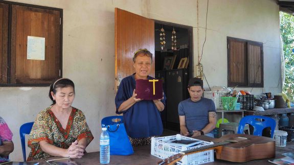thailand_danken voor collecte Vrouw dankt voor de collecte in Thailand