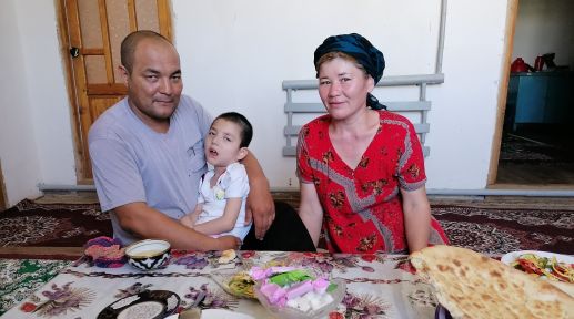 vader en moeder met hun Kausar - bewerkt