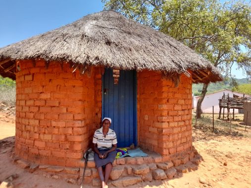 land_zimbabwe_tradioneel_hutje_vrouw