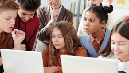 pexels-max-fischer-5212695 Leraar en kinderen aan het werk op laptops