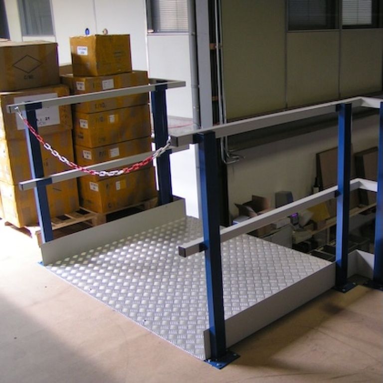 palletopzetplaats met kunststof afsluitketting mezzanine palletopzetplaats met kunststof afsluitketting Mezzanine KS Systems