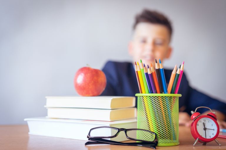 pexels-oleksandr-pidvalnyi-2781814 Schoolspullen, potloden en boeken.