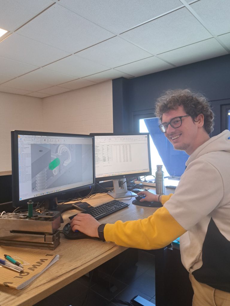 Bij KS Manufacturing Technology geloven we dat innovatie niet alleen zit in machines en automatisering, maar ook in slimmer omgaan met materiaal. Daarom zijn we trots op onze stagiair Gani Karaduman, die werkt aan een uitdagend en duurzaam project binnen onze organisatie. Gani volgt de opleiding HBO Werktuigbouwkunde en is momenteel bezig met de opdracht: “Sluitringen vervaardigen uit ponsafval”, een idee dat voortkwam uit onze interne duurzaamheidsprijsvraag.