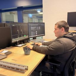 stagiair Gani werkt aan een circulaire oplossing stagiair Gani werkt aan een circulaire oplossingGani volgt de opleiding HBO Werktuigbouwkunde en is momenteel bezig met de opdracht:“Sluitringen vervaardigen uit ponsafval”, een idee dat voortkwam uit onze interne duurzaamheidsprijsvraag.